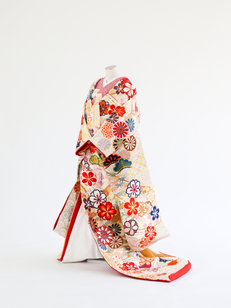 白地青海波　唐織和モダンの色打掛